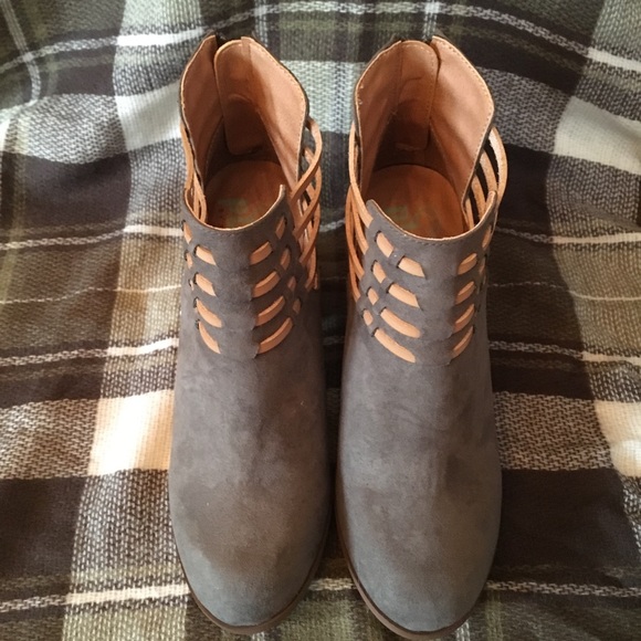 Plume by Faryl Robin Shoes - 🌼 3/$15 🌼 Plume Grey booties size 6